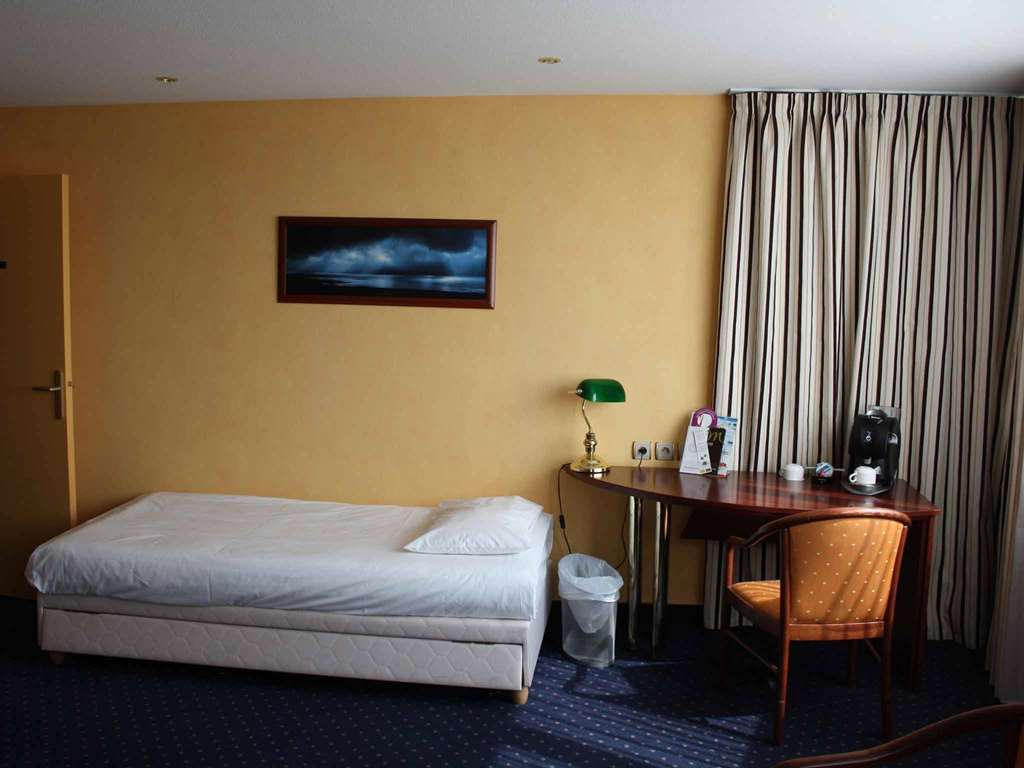 Mercure Vannes Le Port Esterno foto